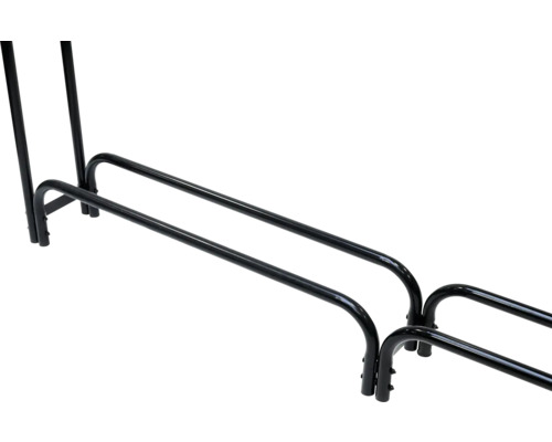 Vue détaillée d''un range-bûches en métal noir