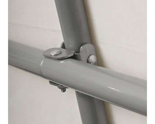 Detailaufnahme einer grauen Rohrverbindung mit Schrauben