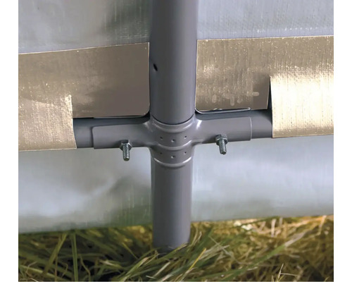 Detailansicht eines Zeltgestells aus Metall mit Schraubenbefestigung