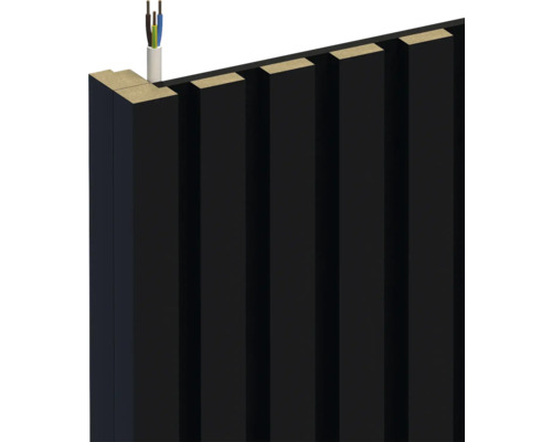 Vue détaillée d''un revêtement mural noir avec structure en bois et passage de câbles