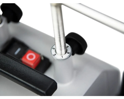 Vue détaillée d''une machine avec interrupteur et molette de réglage