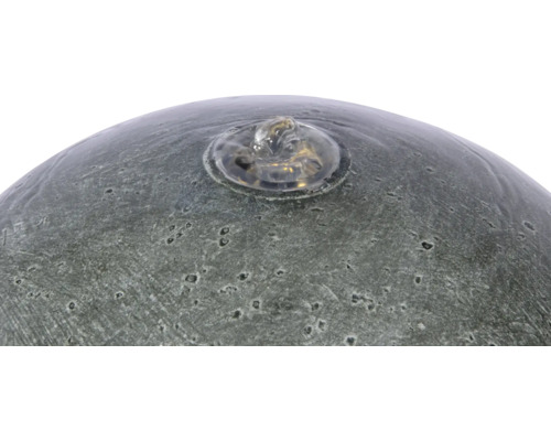 Detailansicht einer kugelförmigen Gartenbrunnen Wasserspiel