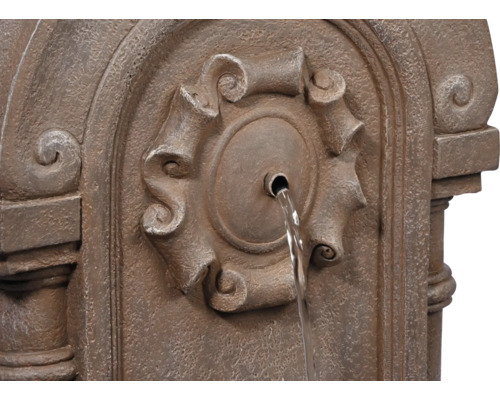 Nahaufnahme eines dekorativen Gartenbrunnens mit Wasserlauf