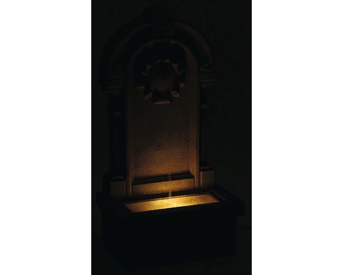 Dekorativer Zimmerbrunnen mit Wasserlauf