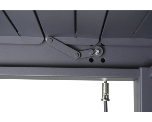 Vue détaillée d''un toit de terrasse gris avec des lamelles et un mécanisme de commande des lamelles