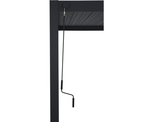 Vue détaillée d''un toit de terrasse noir avec mécanisme à manivelle