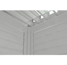 Vue détaillée d''un coin d''abri de jardin avec des lamelles et une structure de toit