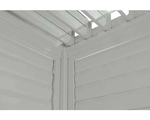 Vue détaillée d''un coin d''abri de jardin avec des lamelles et une structure de toit