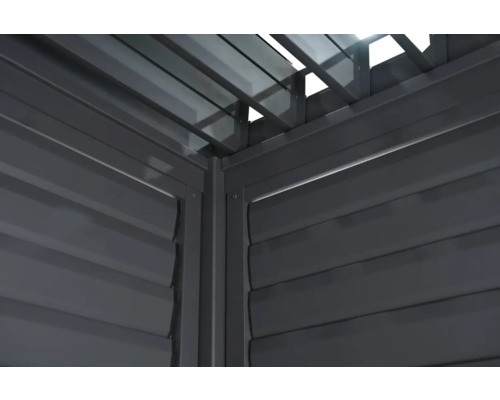 Gros plan d''une pergola grise avec toit à lamelles et parois latérales.