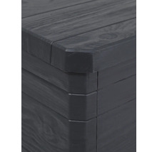 Gros plan sur le coin d''un coffre de jardin gris aspect bois