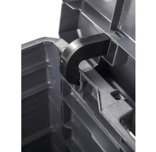 Vue détaillée d''une boîte à outils avec poignée en plastique noire