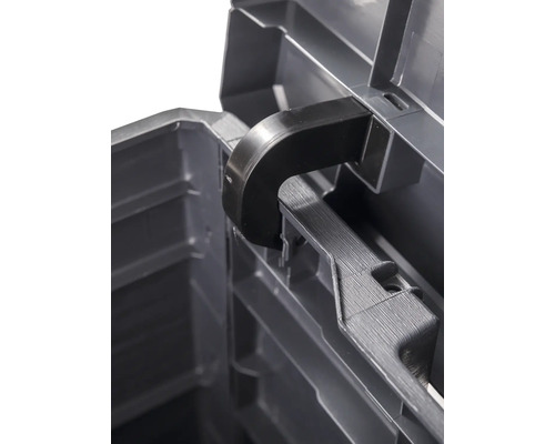 Detailansicht einer Werkzeugkiste mit schwarzem Kunststoffgriff