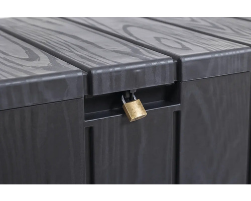 Detailansicht einer grauen Gartenbox mit Vorhängeschloss