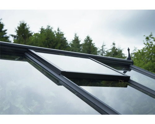 Serre avec fenêtre ouverte pour la ventilation