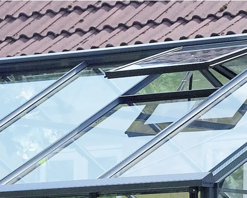 Detailansicht eines Gewächshauses mit geöffnetem Fenster zur Belüftung