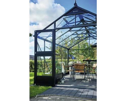 Gewächshaus mit Glaswänden, geöffneter Tür, Tisch und Stühlen