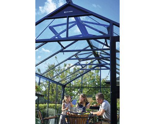 Familie sitzt in einem Juliana Gewächshaus beim Essen