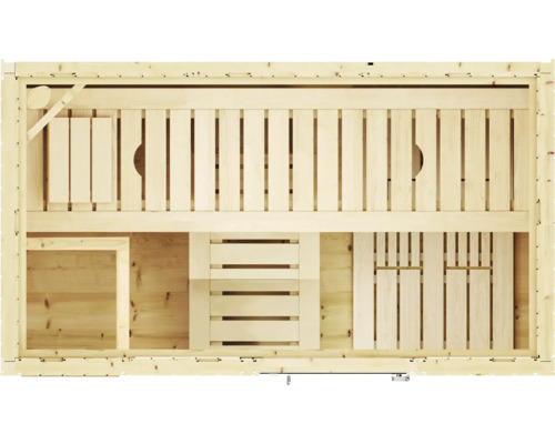 Innenansicht einer Holzsauna mit Bänken und Zubehör