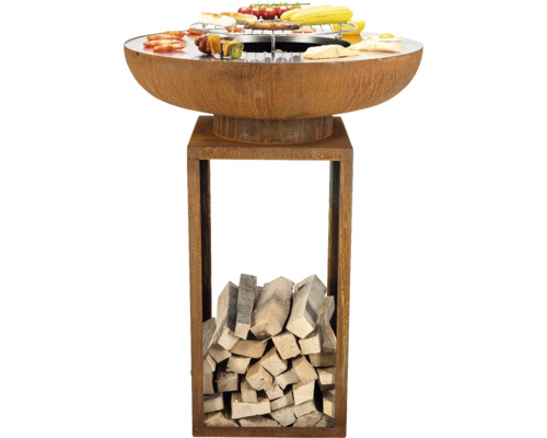 Runder Grill aus Stahl mit Grillgut und Holzlager