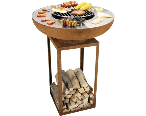 Runder Grilltisch mit Grillgut und Holzscheiten