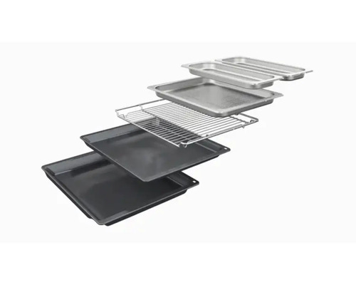 Diverses plaques de cuisson, grilles et plateaux de service en métal