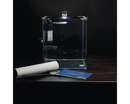 Dennerle Komplettaquarium mit Zubehör auf einem Tisch