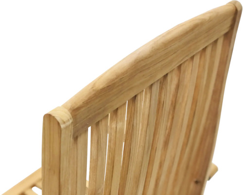 Detailansicht der Rückenlehne eines Gartenstuhls aus Holz
