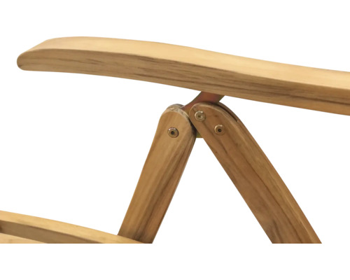 Detailansicht einer Holzgartenliege mit Armlehne