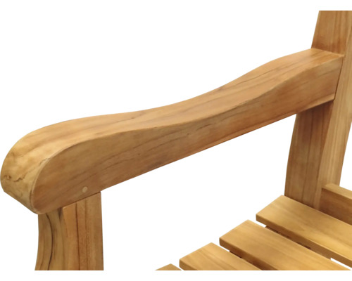 Detailansicht eines Holzarmlehnstuhls