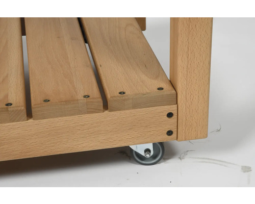 Vue détaillée d''une étagère en bois avec roulettes