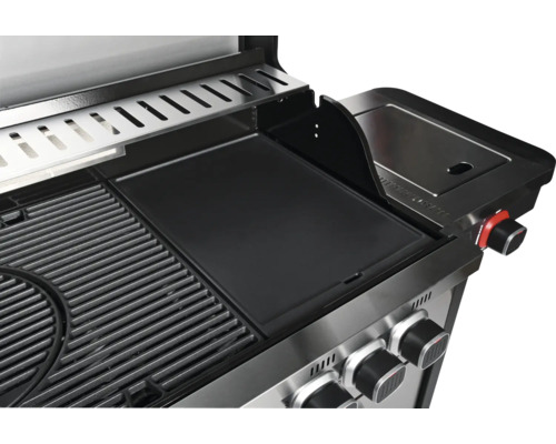 Detailansicht von Grill mit Grillrost, Grillplatte und Seitenbrenner