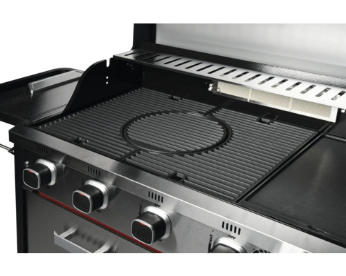 Detailansicht eines Gasgrills mit Grillrost und Bedienknöpfen.
