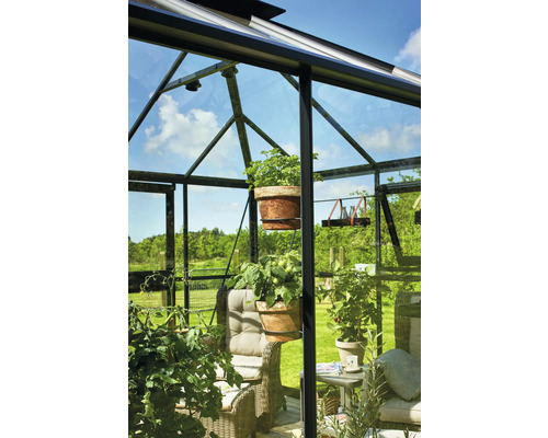 Gewächshaus mit Pflanzen in Töpfen und Sitzgelegenheiten