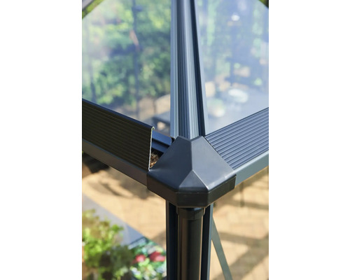 Gros plan sur une structure de serre en métal et plastique