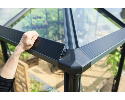 Vue détaillée d''un cadre de serre en aluminium et verre