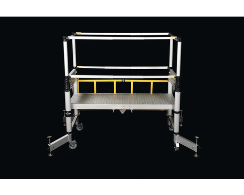 Échafaudage roulant avec plateforme en aluminium et garde-corps de sécurité pour les travaux de construction et de rénovation.