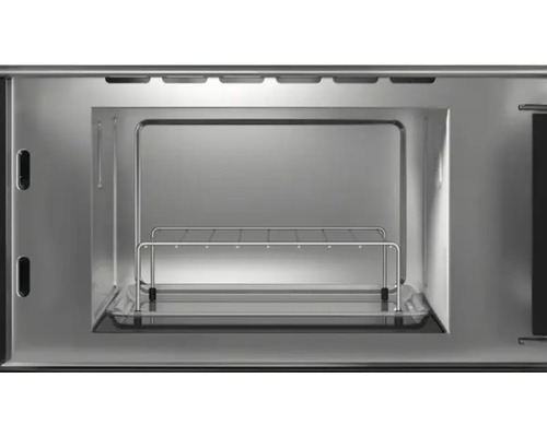 Vue intérieure d''un four vide avec grille et plaque de cuisson.