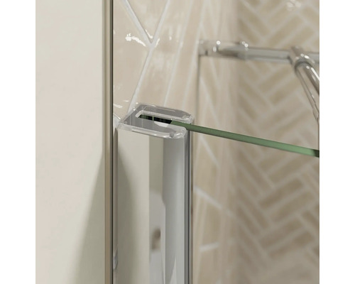 Gros plan d''une cabine de douche avec paroi en verre transparent et raccords chromés.