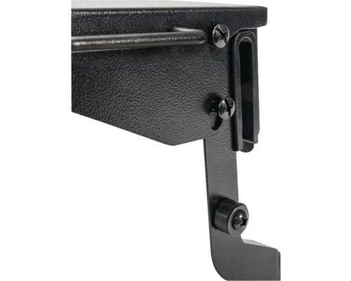 Detailansicht eines schwarzen Montageteils mit Schrauben