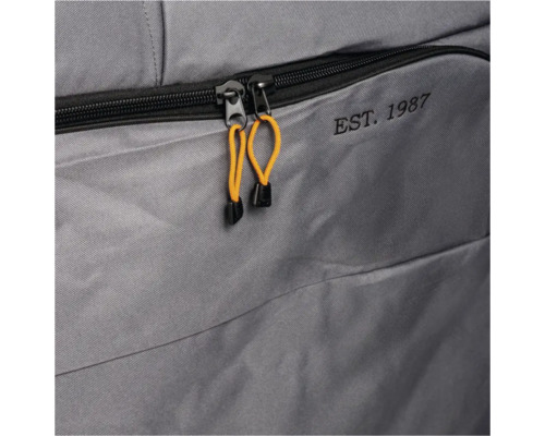 Detailaufnahme eines grauen Rucksacks mit Reißverschluss und der Aufschrift EST. 1987.