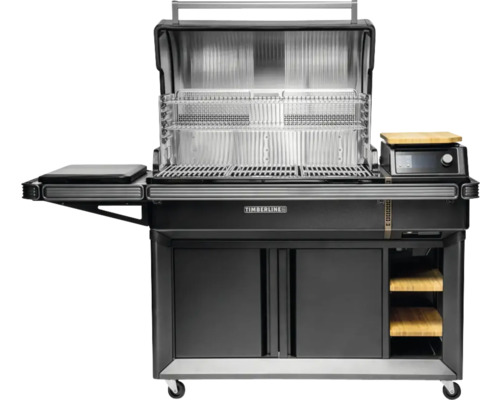 Gril Timberline avec couvercle ouvert, étagères et armoire basse