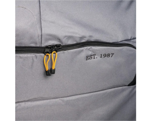 Detailaufnahme eines Rucksacks mit Reissverschluss und der Aufschrift ''EST. 1987''