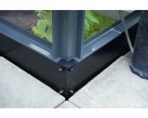Detailaufnahme eines Gewächshauses mit Fundament aus Aluminiumprofilen