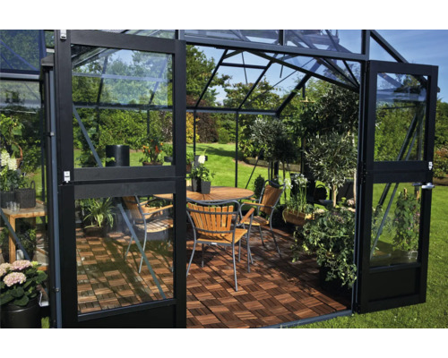 Gewächshaus mit geöffneten Türen, Holzboden und Gartenmöbeln