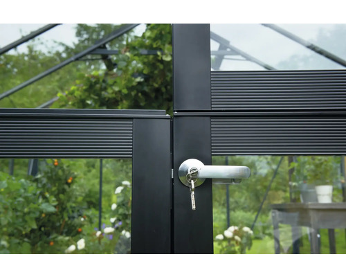 Detailansicht einer Gewächshaustür mit Schloss und Schlüssel