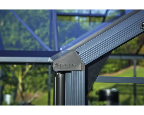 Detailansicht eines Juliana Gewächshauses mit Fokus auf die Rahmenkonstruktion und das Juliana Logo