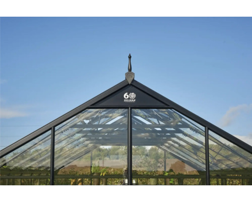 Ansicht eines Juliana Gewächshauses mit Glaselementen und schwarzem Rahmen