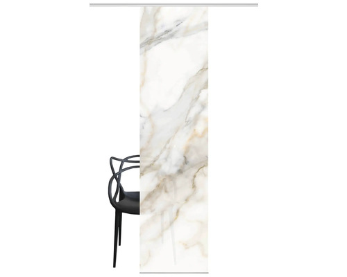 Grosse weisse Marmorfliese mit goldfarbenen Adern neben einem Stuhl