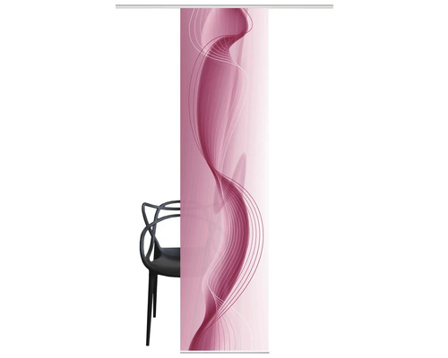 Schiebegardine mit abstraktem Linienmuster und Stuhl