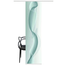 Schiebegardine mit abstraktem Muster vor einem Stuhl